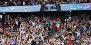 Crowd at a tennis match
